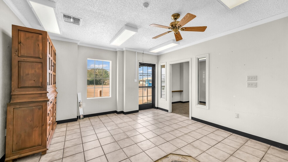 More Photos Of 107 Fannin St, Millsap Bank For Lease