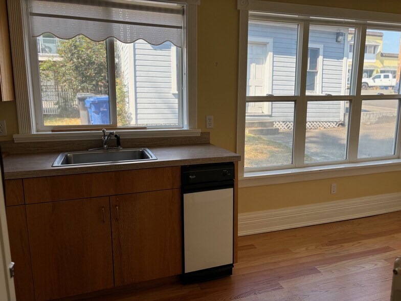 More Photos Of 1199 SE Dock St, Oak Harbor General Retail For Sale