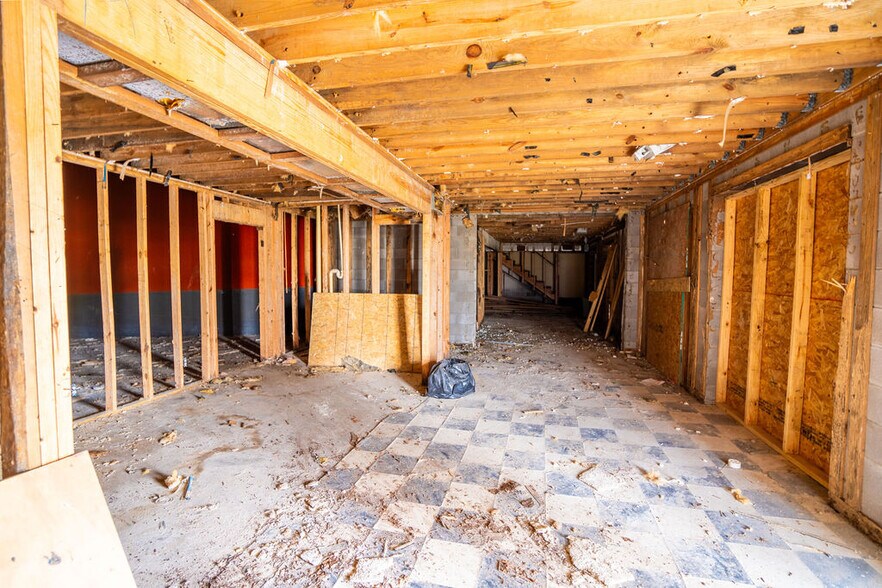 More Photos Of 611 S Fletcher St, Jasper Storefront Retail Office For Sale