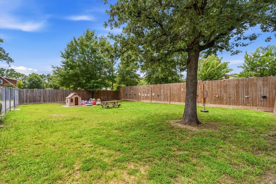 More Photos Of 16737 Sprawling Oaks Dr, Conroe Daycare Center For Sale