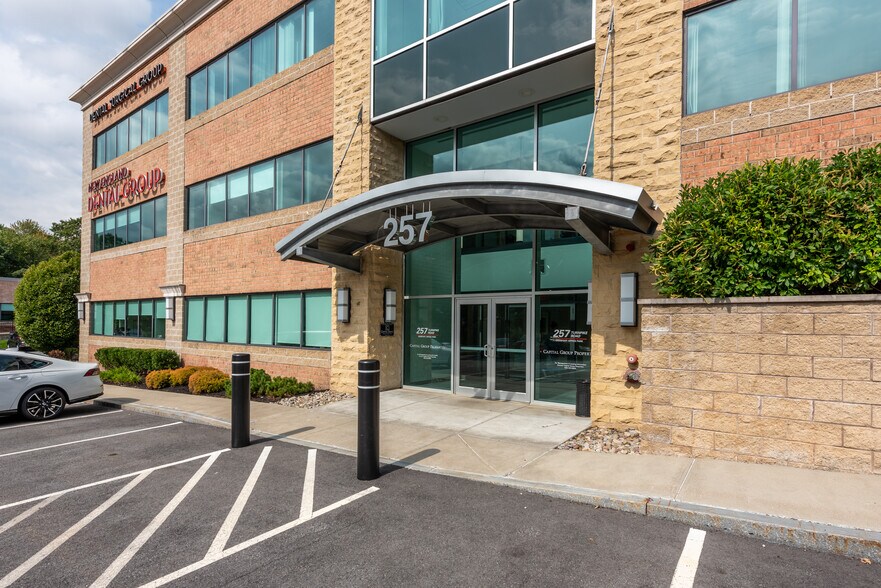 More Photos Of 257 Turnpike Rd, Southborough Medical For Lease