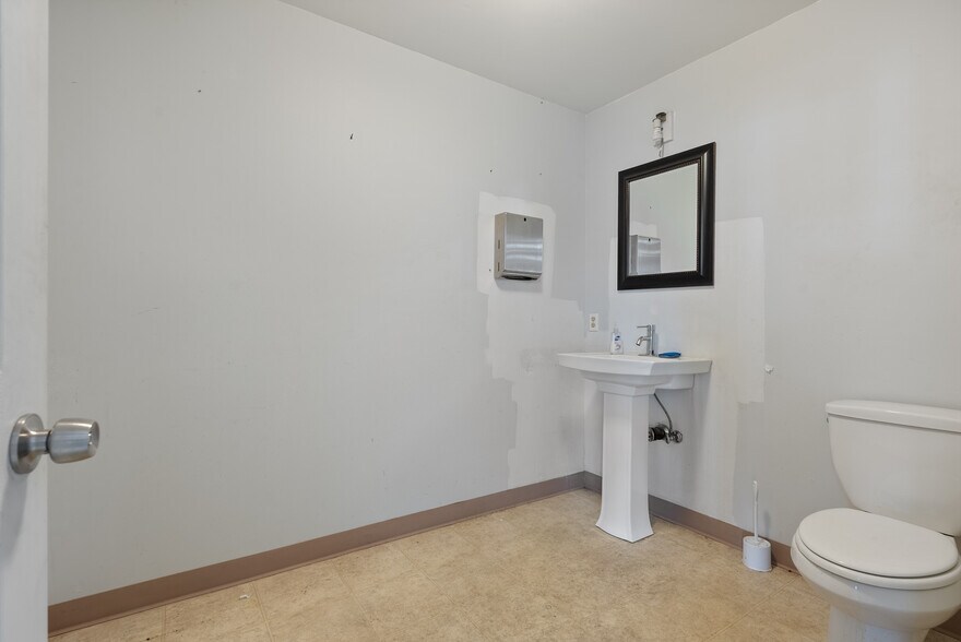 More Photos Of 12412 NE Halsey St, Portland Freestanding For Lease