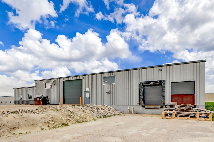 More Photos Of 860 N Parkway St, Jefferson Warehouse For Sale