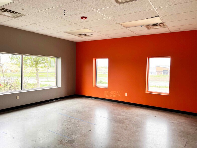 More Photos Of 747 County Road 138, Hutto Flex For Sale