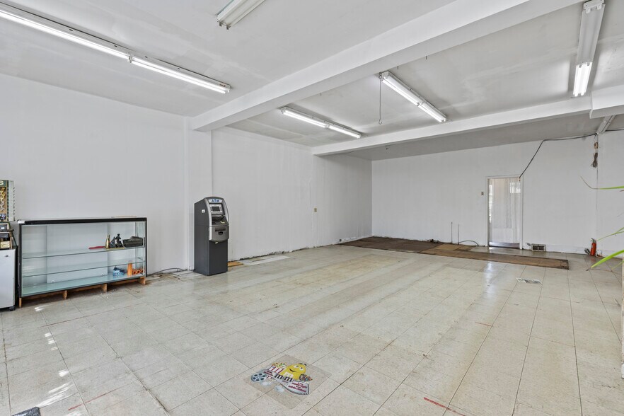 More Photos Of 125 Tolton Ave, Hamilton Department Store For Lease