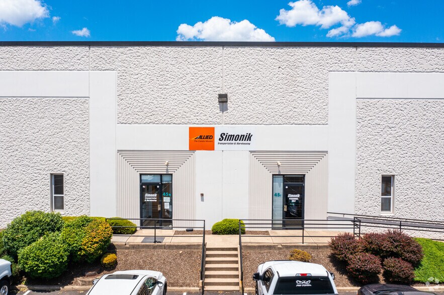 More Photos Of 45 Runway Rd, Levittown Warehouse For Lease