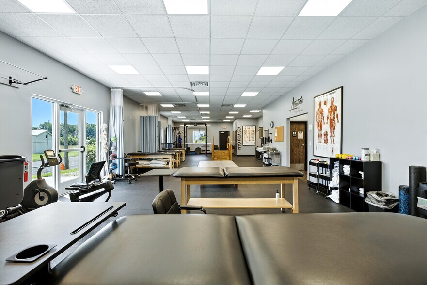 More Photos Of 2221 John Williams Blvd, Bedford Office For Sale