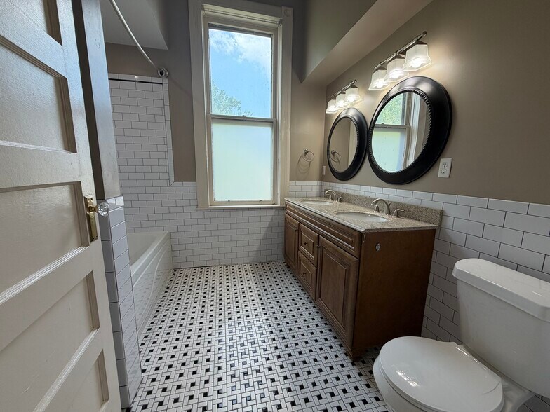 More Photos Of 28 S Idlewild St, Memphis Freestanding For Sale