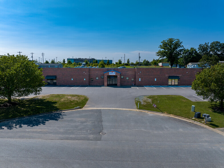 More Photos Of 2613-2617 Executive Point Dr, Monroe Showroom For Lease
