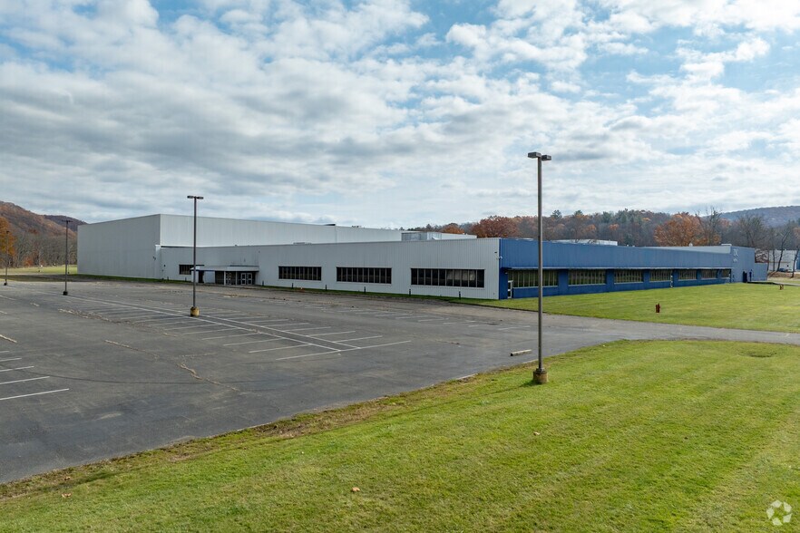 More Photos Of 100 Murray Dr, Warren Warehouse For Lease