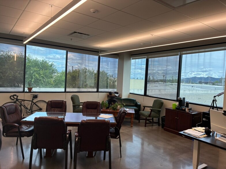 More Photos Of 3220 Winona Ave, Burbank Research And Development For Lease