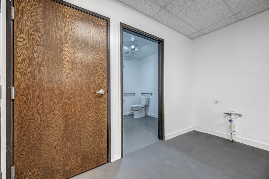 More Photos Of 209-211 S 5th St, Chickasha Storefront For Lease