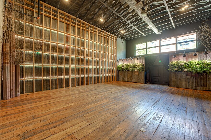 More Photos Of 1013 E 15th St, Plano Storefront For Sale