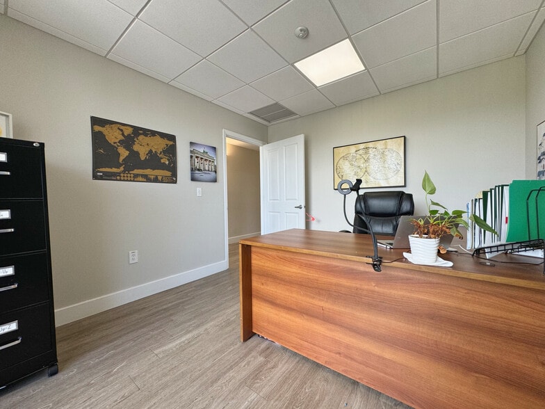 More Photos Of 3976 Destination Dr, Osprey Storefront For Sale