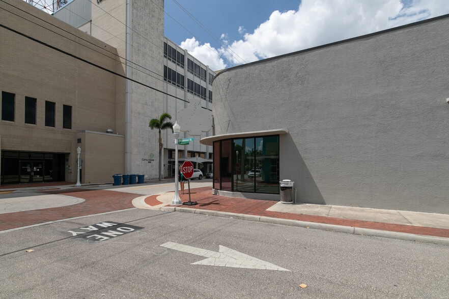 More Photos Of 1529-1531 Lee St, Fort Myers Bar For Sale