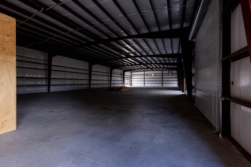 More Photos Of 3023 E C 48, Center Hill Warehouse For Lease