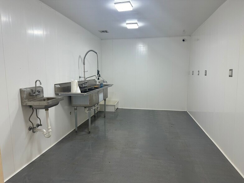 More Photos Of 903 S Sioux St, Okmulgee Light Manufacturing For Sale