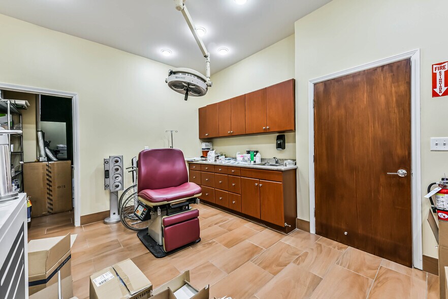 More Photos Of 1111 S Friendswood Dr, Friendswood Office For Lease