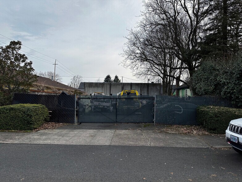 More Photos Of 7320-7330 NE Fremont St, Portland Freestanding For Lease