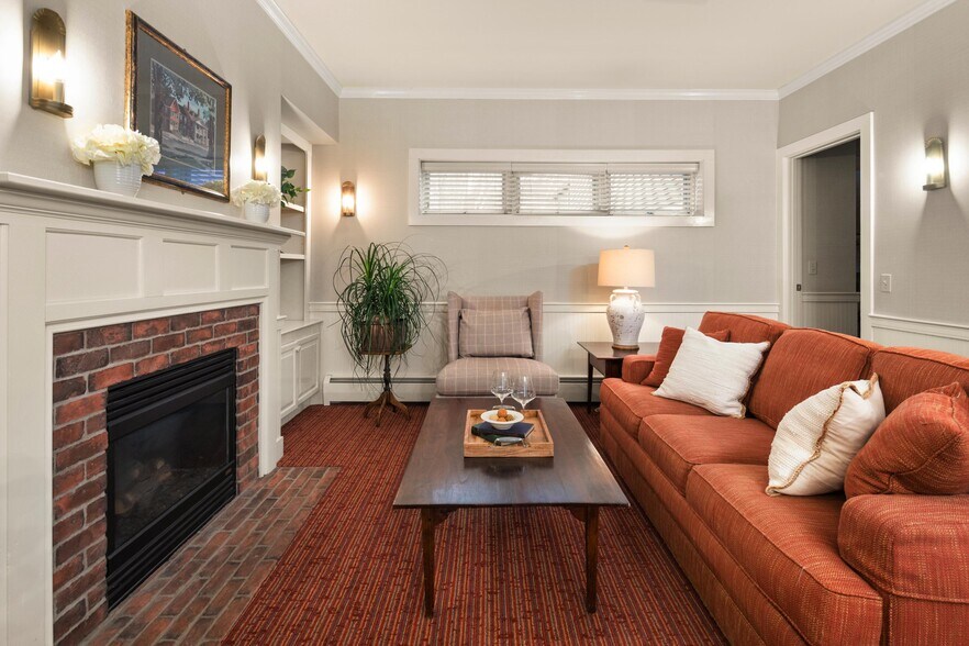 More Photos Of 18 Main St, Stowe Hotel For Sale