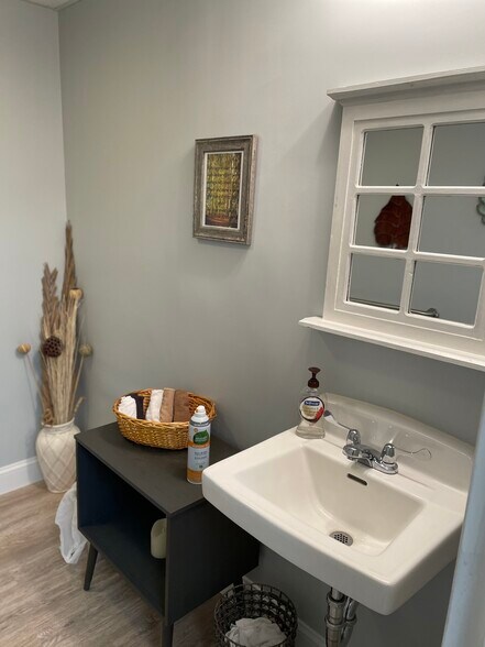 More Photos Of 9712 Belair Rd, Nottingham Medical For Lease