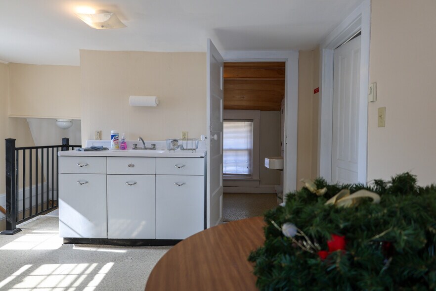 More Photos Of 1616 Blountville Blvd, Blountville Office Residential For Lease