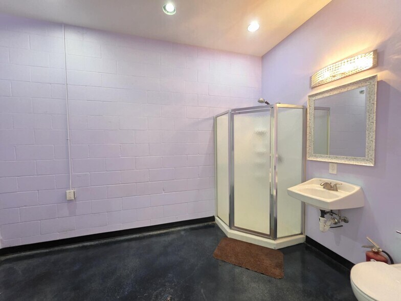 More Photos Of 8799 State Highway 35 N, Van Vleck Convenience Store For Sale