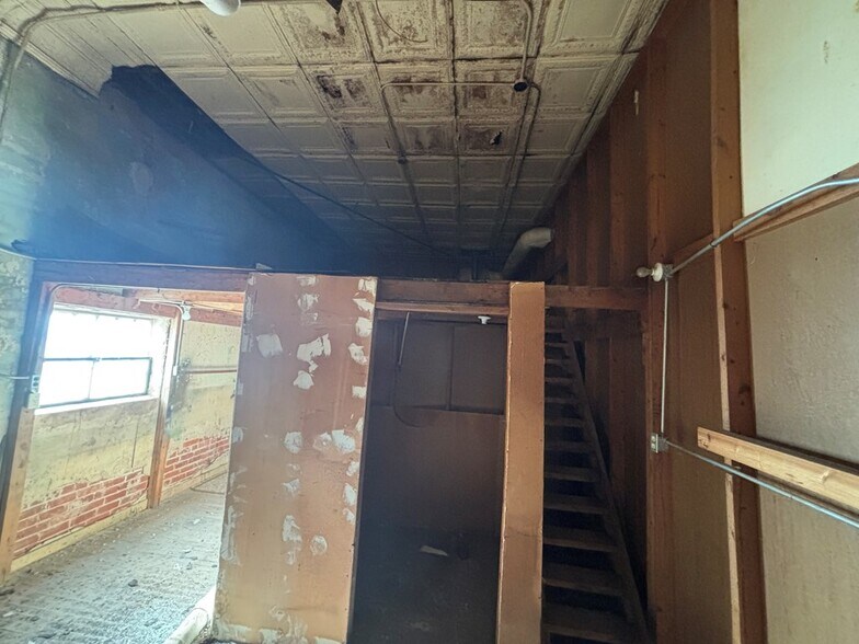 More Photos Of 122 Oak St, Sweetwater Storefront For Sale