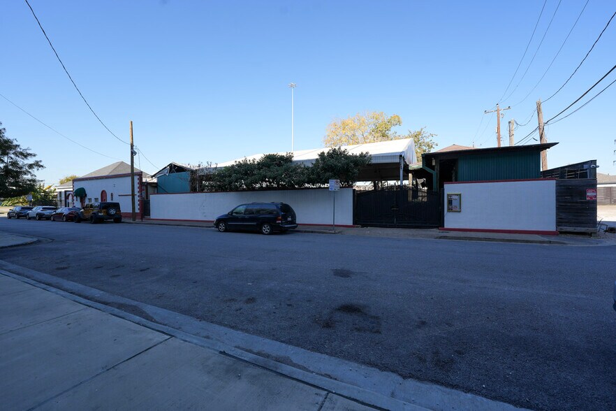 Primary Photo Of 1403 Nance St, Houston Restaurant For Lease