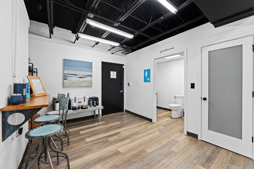 More Photos Of 7490 N 30th Ave, Saint Petersburg Showroom For Sale