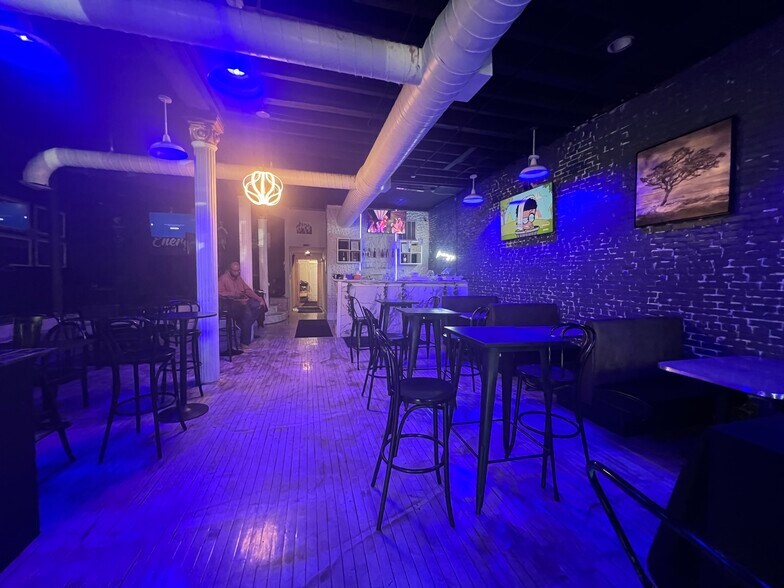 More Photos Of 103 S Court Sq, Memphis Storefront Retail Office For Sale