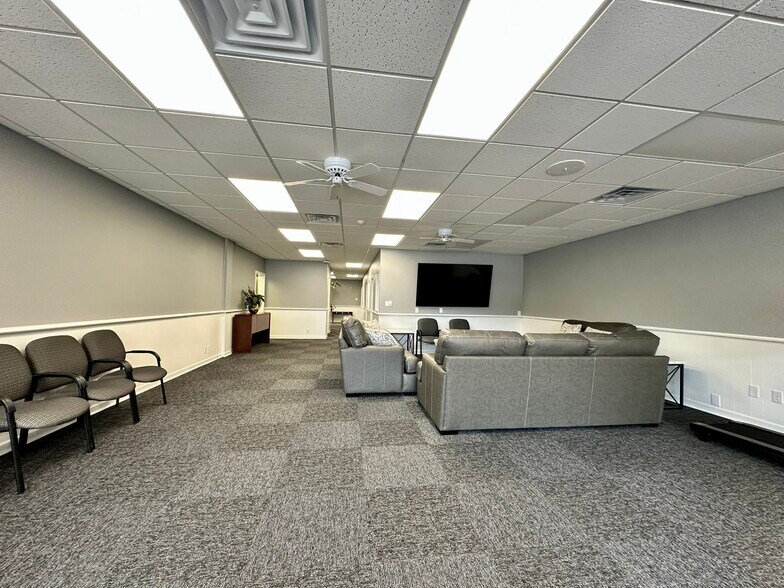More Photos Of 705 Lamar St, Wichita Falls Office For Sale