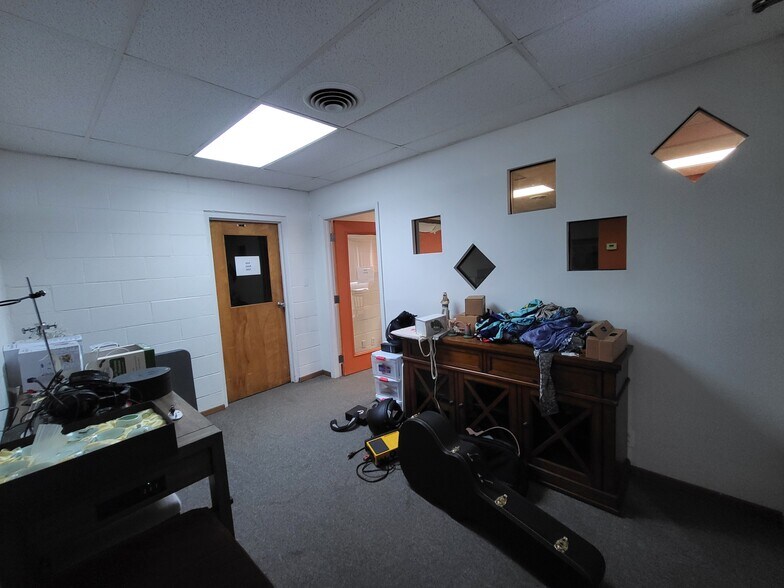 More Photos Of 516 Adele Ave, Joplin Distribution For Sale