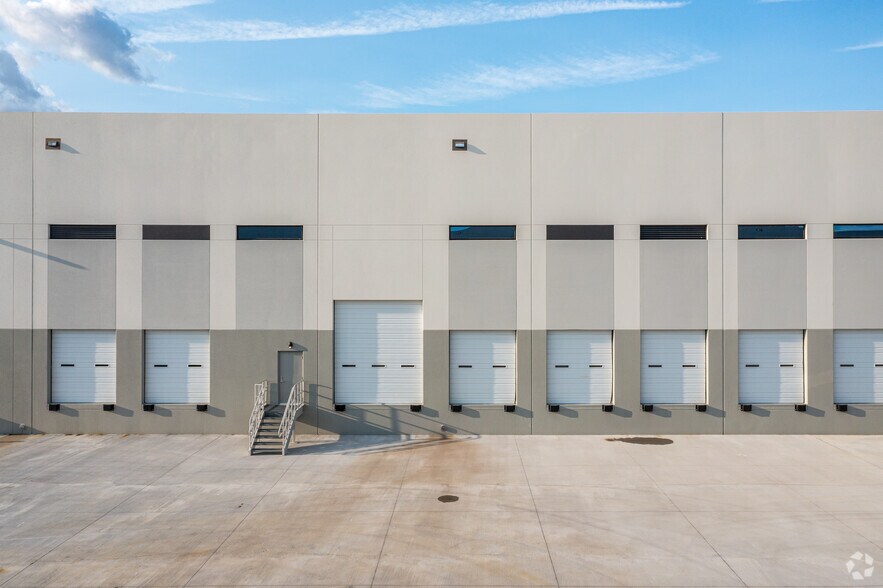 More Photos Of 5020 Anderson Blvd, Haltom City Warehouse For Lease