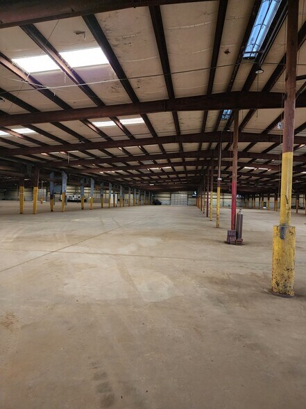 More Photos Of 7301 Victory Blvd, Newport Warehouse For Sale