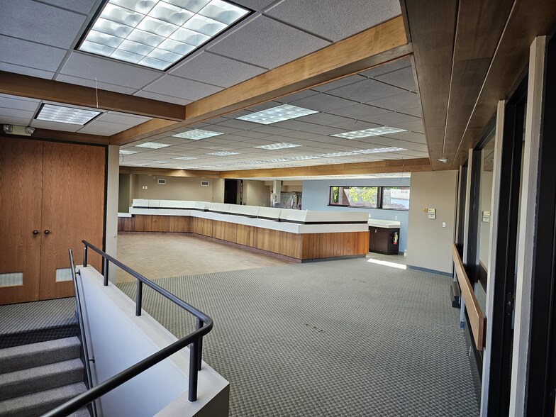 More Photos Of 1093 Appleton Rd, Menasha Office For Lease
