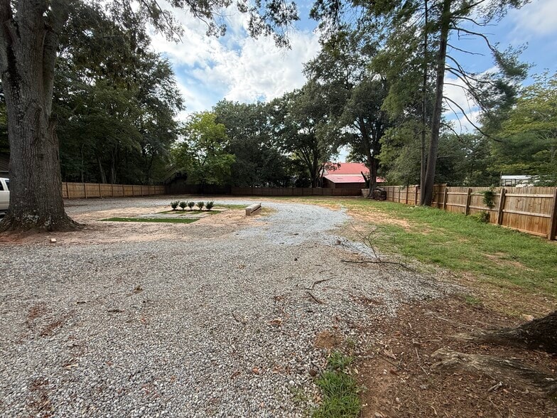 More Photos Of 1146 Green St, Roswell Loft Creative Space For Lease