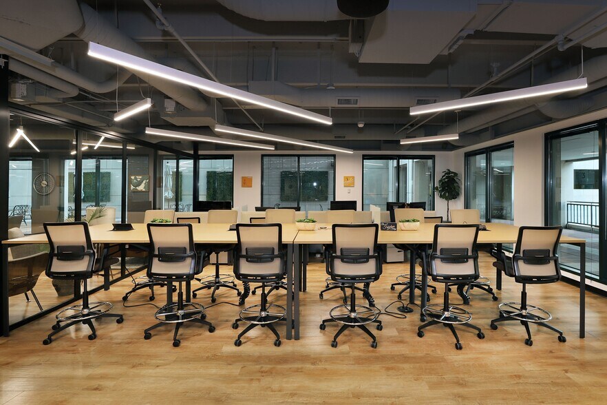 More Photos Of 2000 S Colorado Blvd, Denver Office Residential For Lease