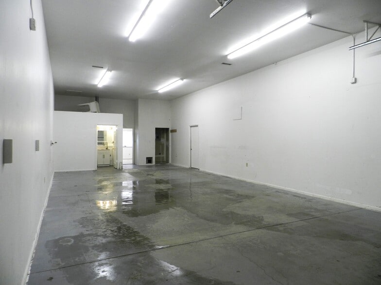 More Photos Of 3045 Aerotech Pky, Montrose Warehouse For Lease