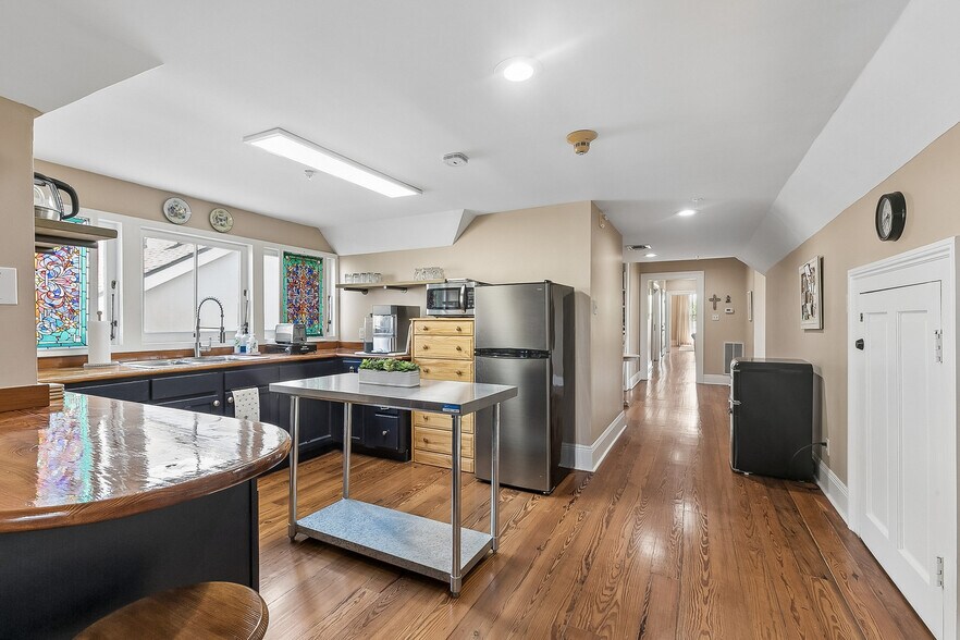 More Photos Of 2727 Saint Charles Ave, New Orleans General Retail For Sale