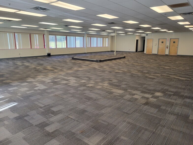 More Photos Of 900 Corporate Blvd, Newburgh Light Distribution For Lease