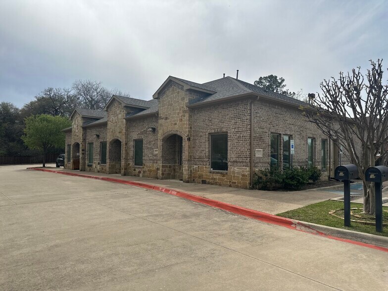 More Photos Of 1323 W Northwest Hwy, Grapevine Office For Lease