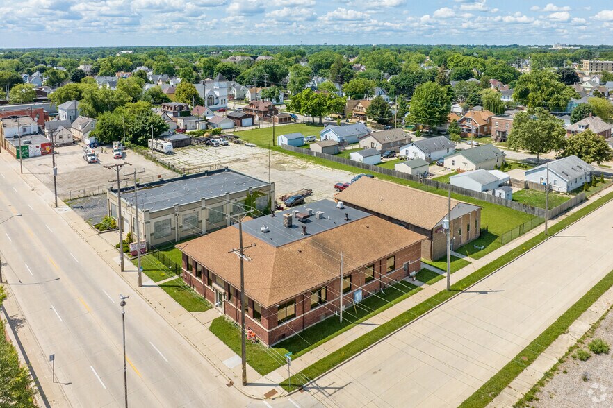 More Photos Of 1442 N Memorial Dr, Racine Office For Sale