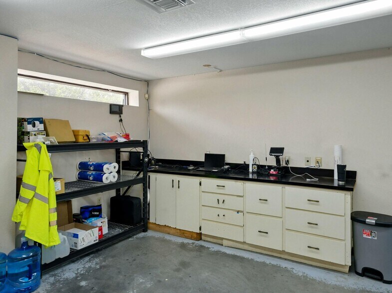 More Photos Of 2404 Longhorn Ave, Lakeland Manufacturing For Sale