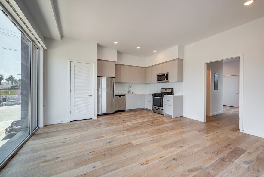 More Photos Of 5135 W Adams Blvd, Los Angeles Apartments For Lease