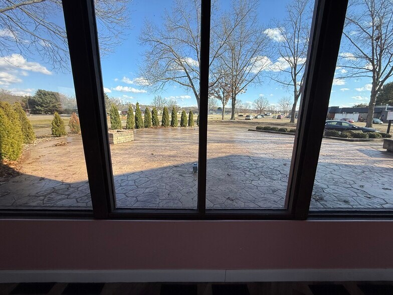 More Photos Of 10804 Wilkshire Blvd, Bolivar Office For Sale