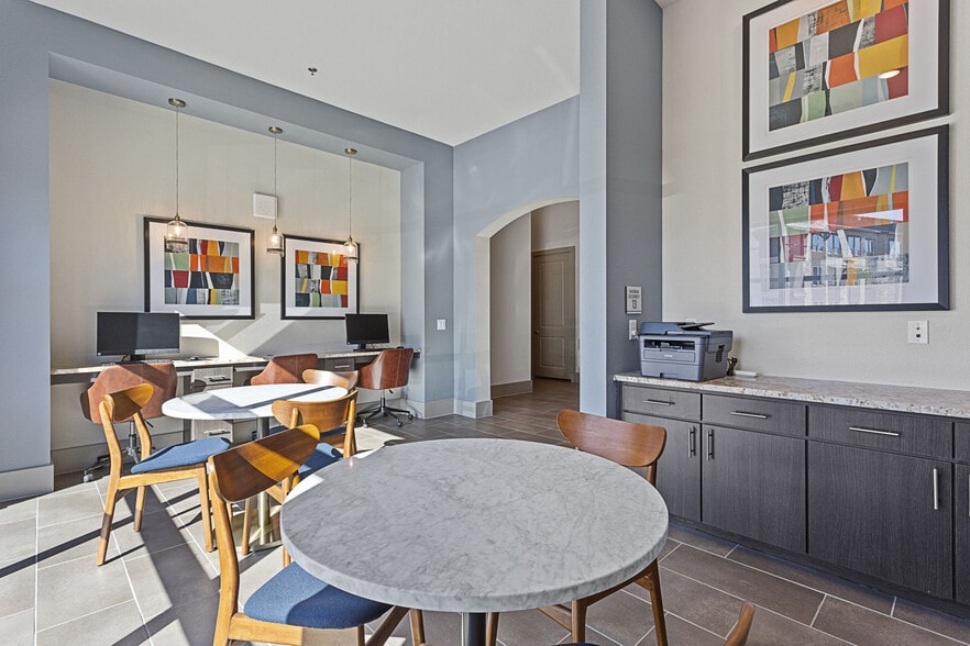 More Photos Of 900 Cinema Dr, Hudson Oaks Apartments For Lease