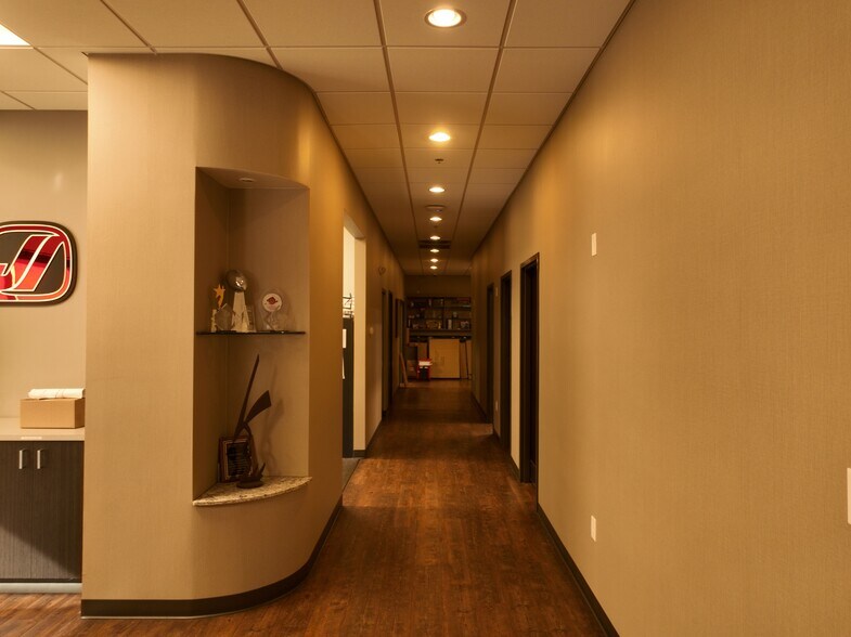 More Photos Of 5425-5435 N 27th St, Milwaukee Unknown For Lease