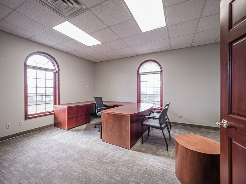 More Photos Of 1420 Kimber Ln, Evansville Office For Sale