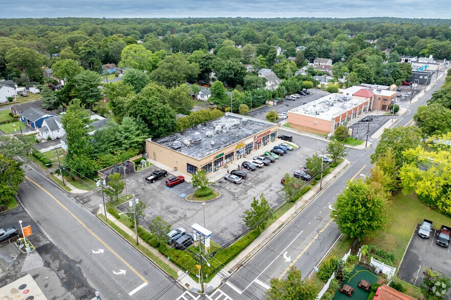 More Photos Of 247 Broadway Greenlawn Rd, Huntington Storefront For Lease